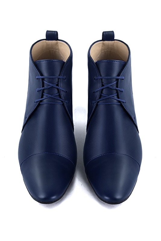 Bottines élégantes et raffinées avec des lacets à l'avant, coloris bleu marine. Bout rond. Mi-haut à haut. Talon virgule. Personnalisation : Choix des cuirs, des couleurs et des talons. Cou-de-pied sur mesure. - Florence KOOIJMAN